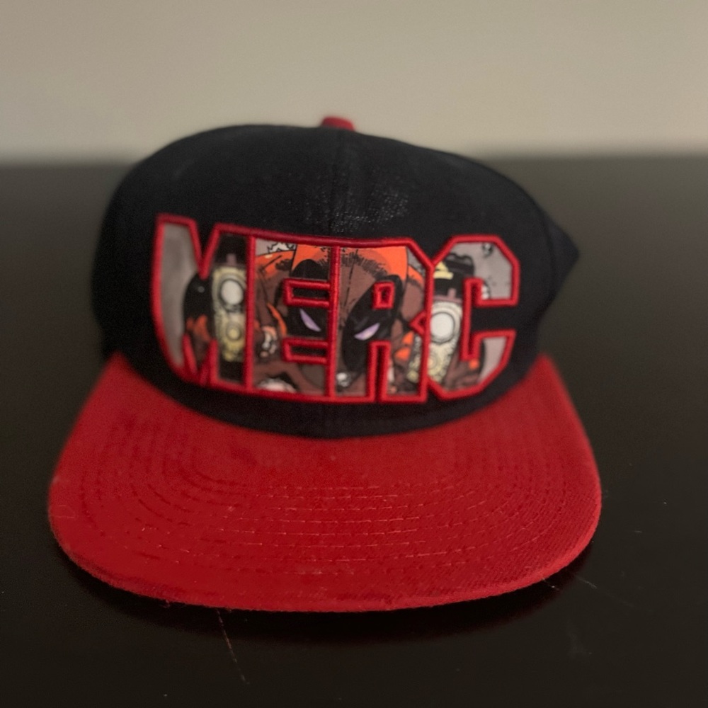 Marvel Deadpool Inside-Brim Logo Snapback - Black & Red